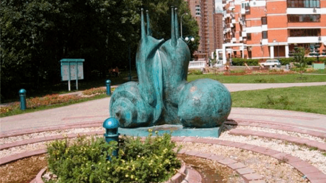 Памятник "Влюбленные улитки"