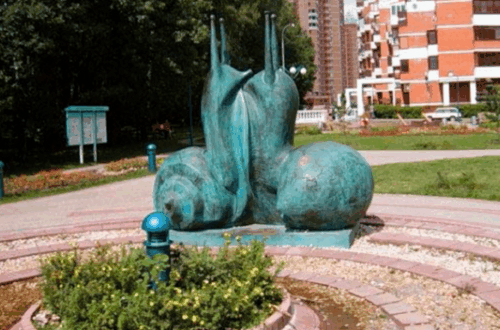 Памятник "Влюбленные улитки"